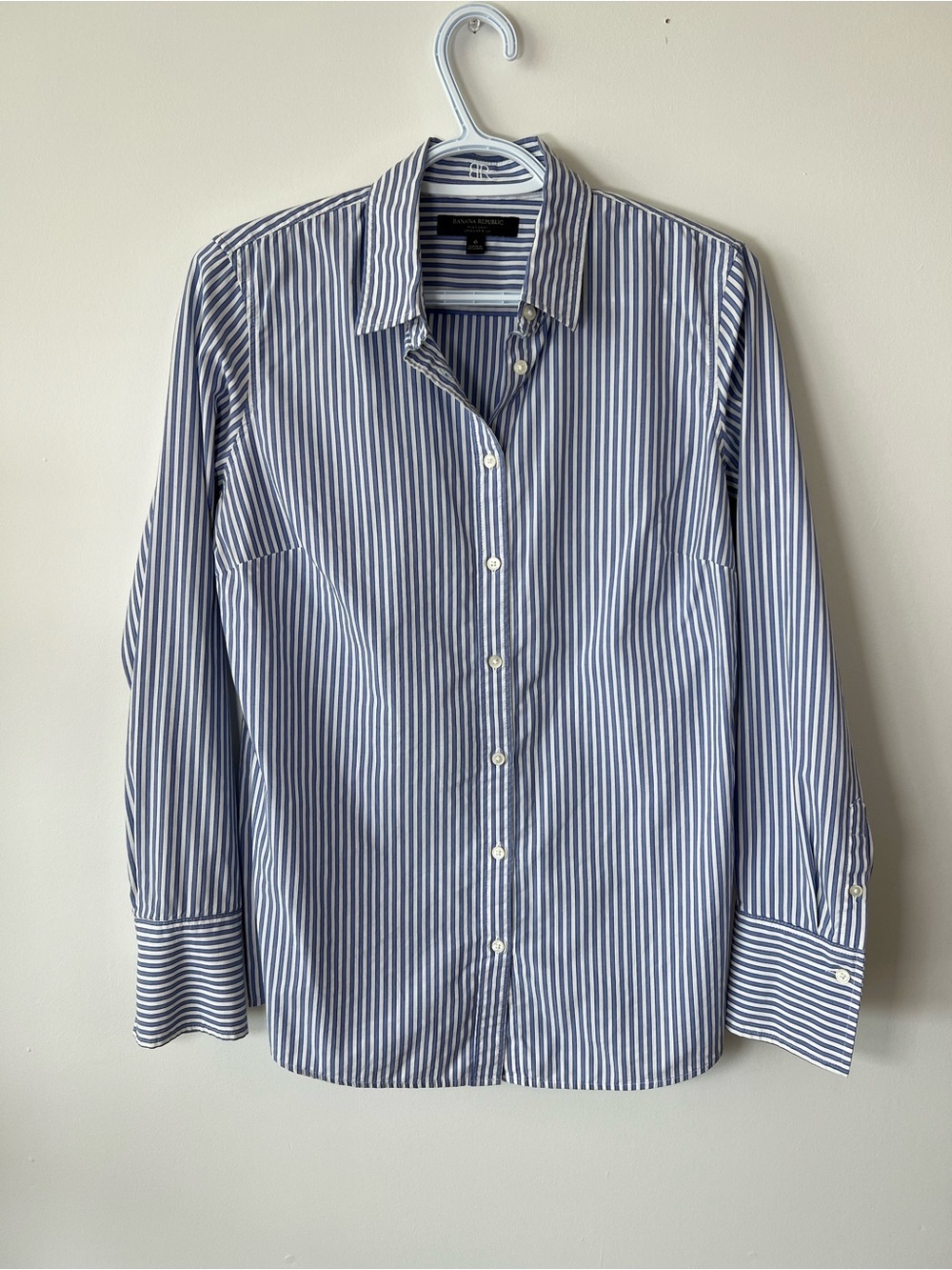 Banana Republic Riley Shirt Women’s 6 Blue and White Vertical Stripe Dress Shirt
